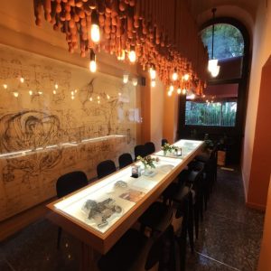 Tavolo con Lampadario costruito da disegno